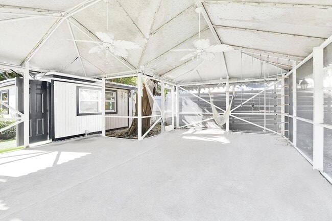 Building Photo - 3210 Palm Dr