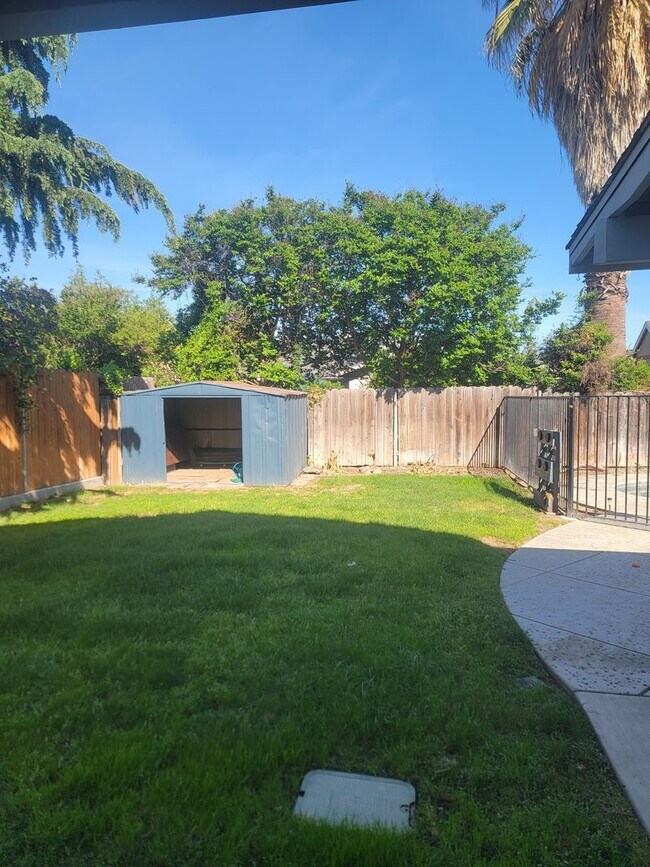 Building Photo - 3 Bed / 2 Bath Home with Pool, RV Parking & Private Balcony