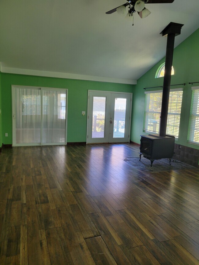 Building Photo - 71 Crest Cir