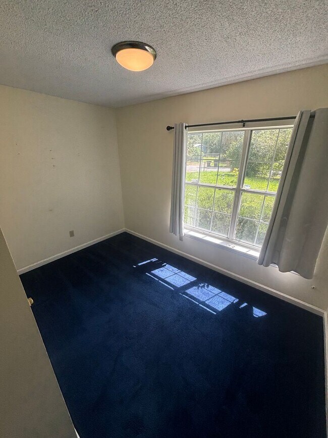 Building Photo - Single Family House in great location 3 Be...