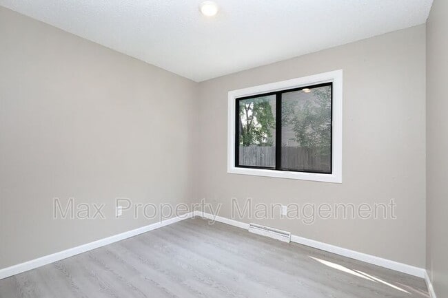 Building Photo - 1522 E 16th St