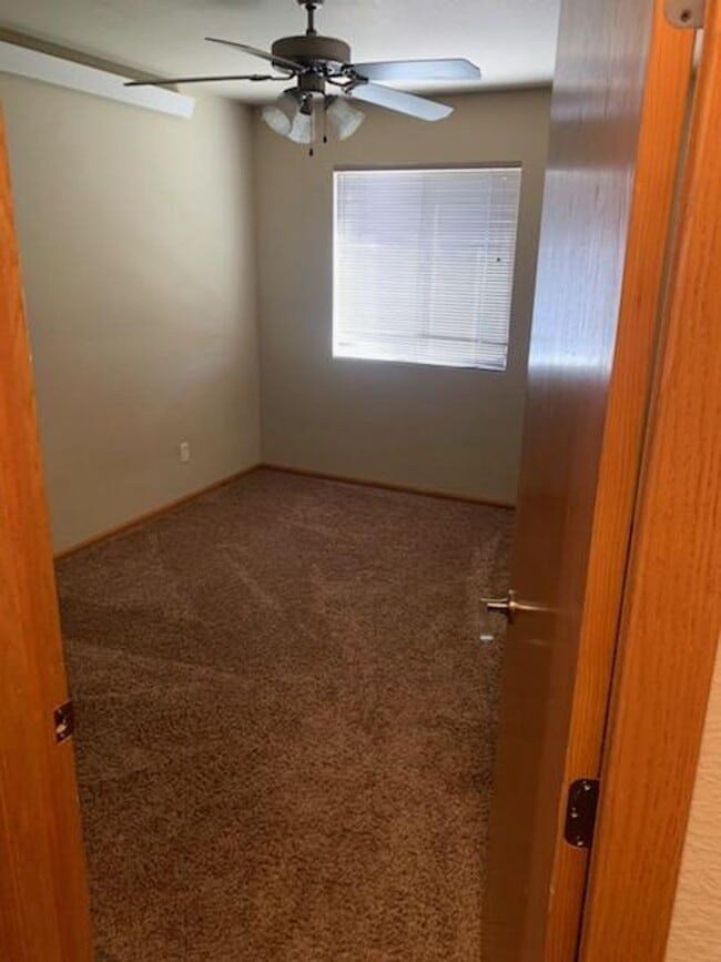 Building Photo - $1700 - 3 Bedroom, 2 Bathroom Townhome - G...