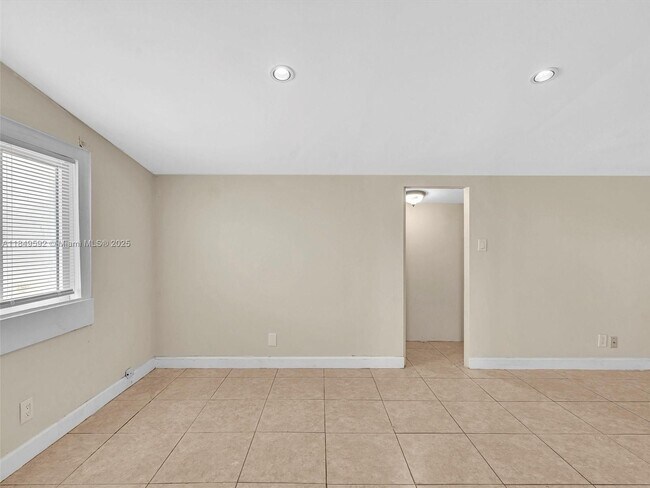 Building Photo - 5611 SW 37th St