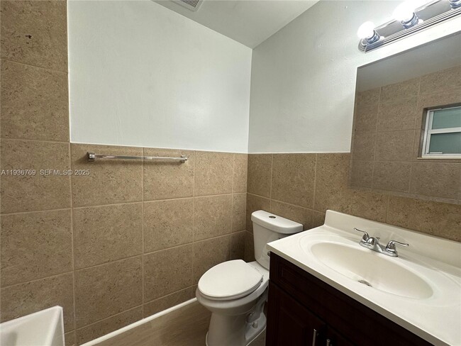 Building Photo - 110 NE 19th Ave