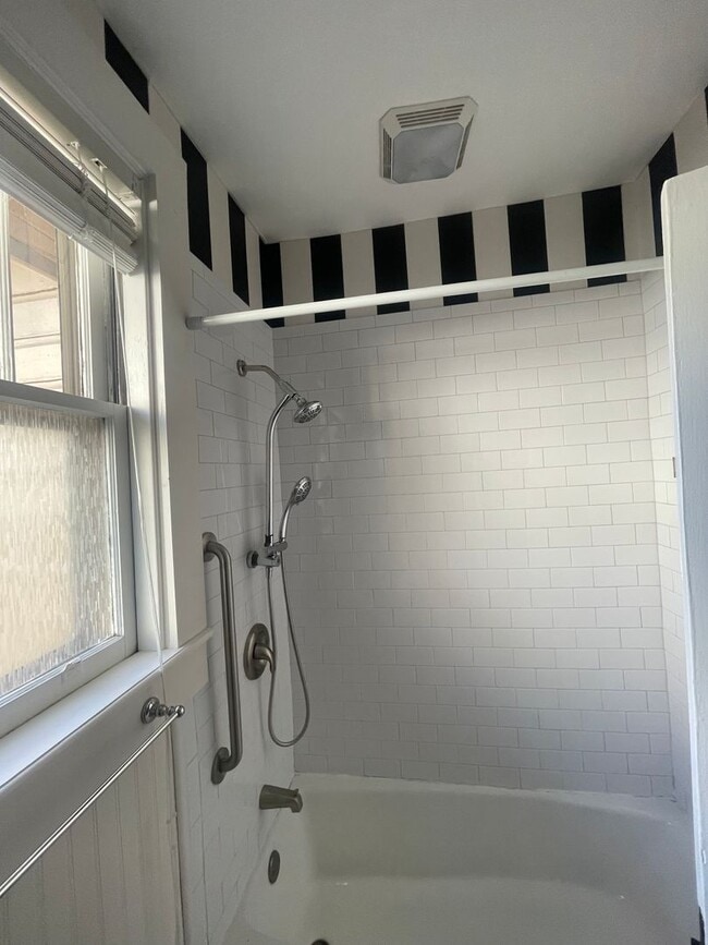 Building Photo - Brick 3 Bedroom Bungalow Available Now!