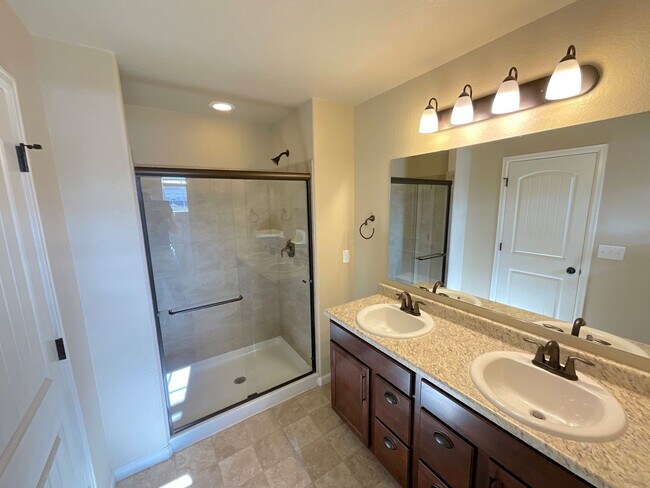 Building Photo - 3 Bedroom Townhome Available Near Dublin B...