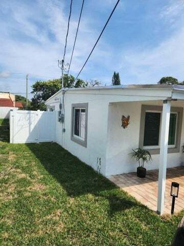 Building Photo - 161 NE 15th Ter