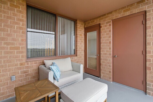 Building Photo - 1 Bed 1 Bath - Rockville Condo - Completel...