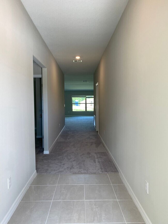 Building Photo - SW location 4/2/2 **WON'T LAST**