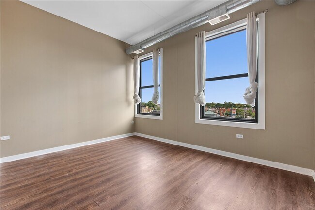 Building Photo - 4015 N Milwaukee Ave