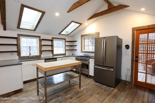 Building Photo - 683 Woodland Valley Rd