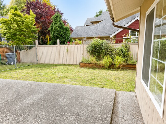 Building Photo - Beautifully Remodeled Home in Prime Kirkland Location | Designer Finishes | Spacious Layout | Top...