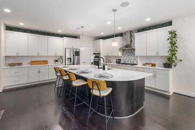 Building Photo - **North-Facing Luxury Home with Sunroom, A/C & Smart Home Features in Sammamish** Available NOW f...