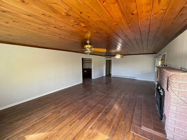 Building Photo - Butte Valley 3 bed 2 bath home, Privacy, n...