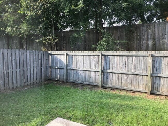 Building Photo - 2 Bedroom 2 Bath Townhouse