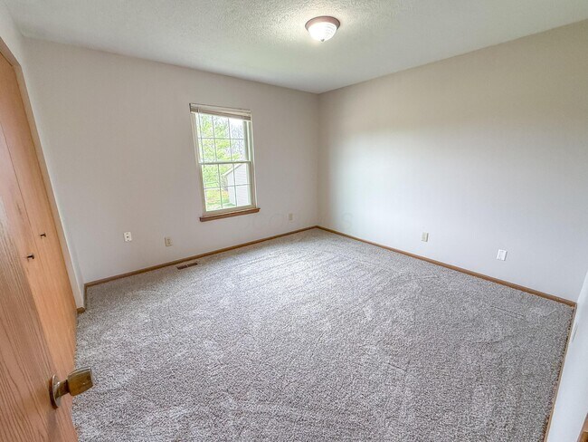 Building Photo - 635 Pebble Pl Dr