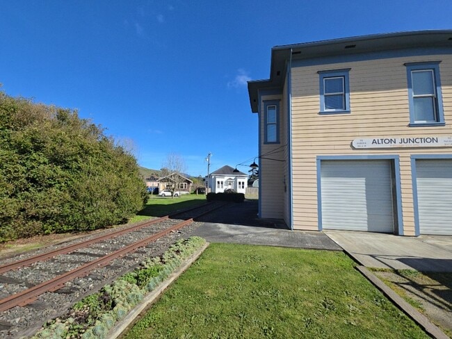 Building Photo - Distinctive Alton home offers charming living opportunity!