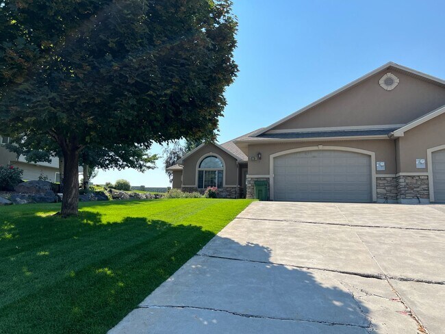 Building Photo - **$100 OFF FIRST MONTHS RENT!** Stunning 5 bed 3.5 bath twin-home on the Rexburg Hill