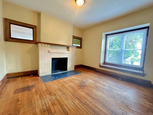 Building Photo - 6 Bedroom on Campus