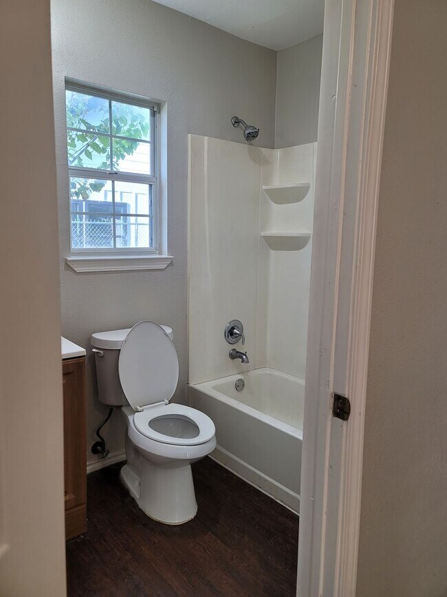 Building Photo - 4/2/2 TOTALLY renovated home