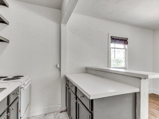 Building Photo - Super cute studio in crestwood