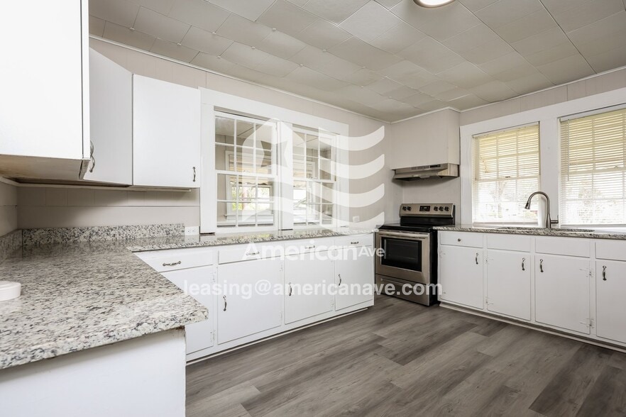 Building Photo - 1703 Pine St