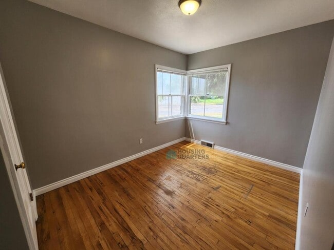 Building Photo - 605 E High Dr