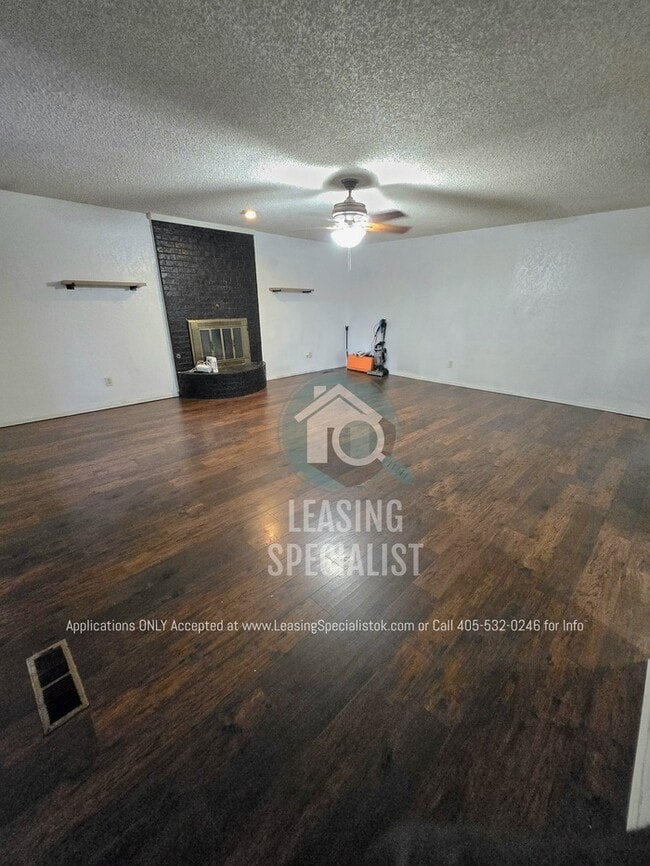 Building Photo - Charming Yukon 3 Bed 2 Bath Home