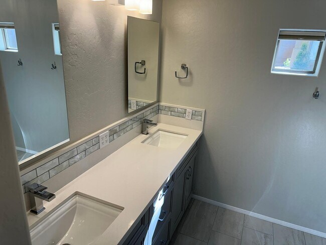 Building Photo - 8880 E Paraiso Dr