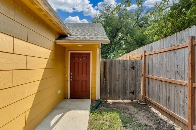 Building Photo - Beautiful Three Bedroom, Two Bathroom