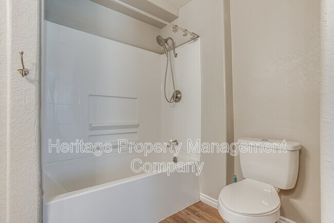 Building Photo - 479 S Sycamore Ave