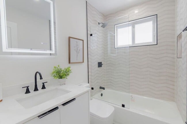 Building Photo - 4330 NE 13th Ave