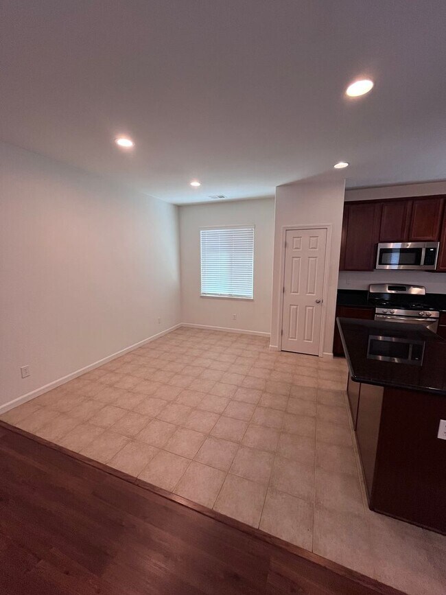Building Photo - BEAUTIFUL UPDATED HOME IN WEST ROSEVILLE!!