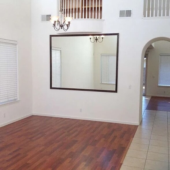 Building Photo - 814 Round Hill Dr