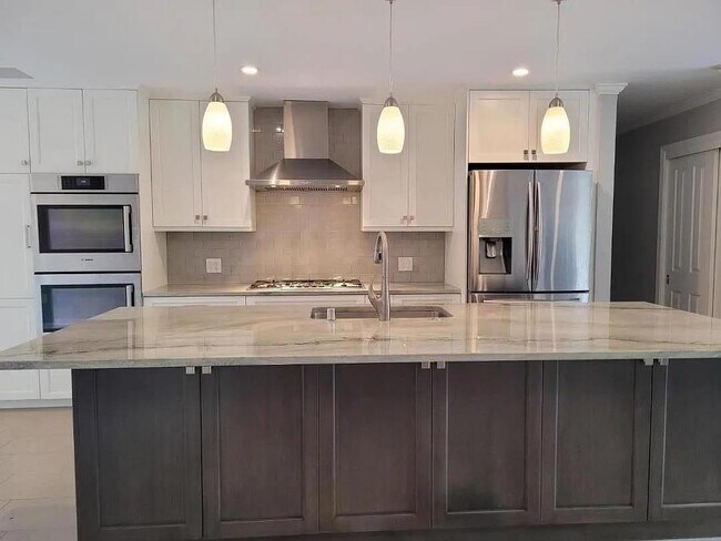 Building Photo - 1172 Park Pacifica Ave