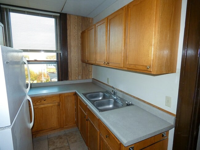 Building Photo - 15 E Main St