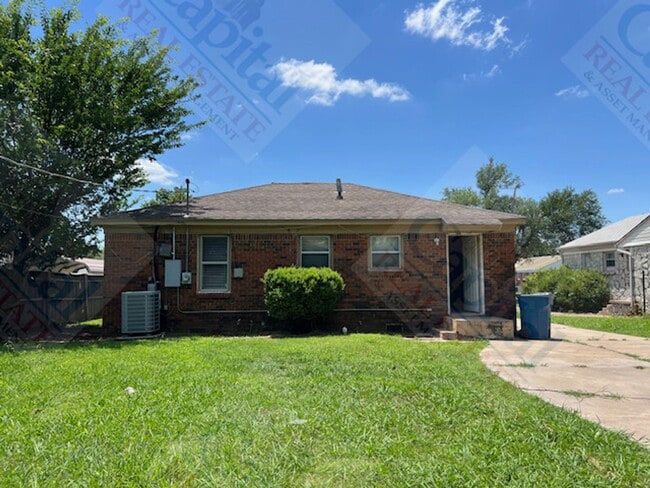 Building Photo - Spacious 3 Bedroom