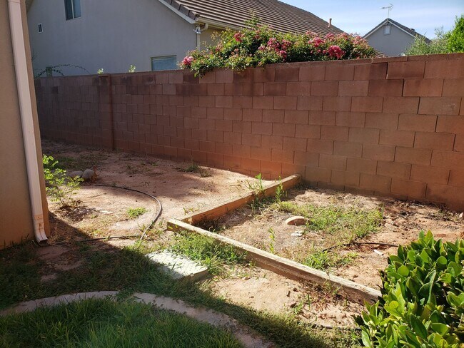 Building Photo - Beautiful 4 bed 2 bath home with 3 car gar...