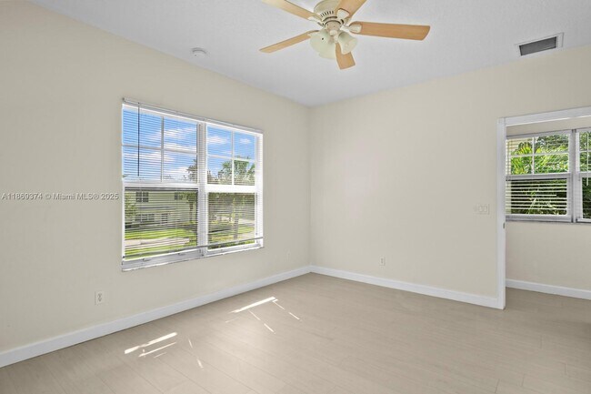 Building Photo - 2700 Creekside Dr