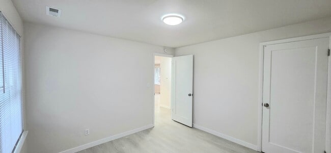 Building Photo - North Seattle/ Shoreline 2 Bedroom + Bonus Room 1BA House