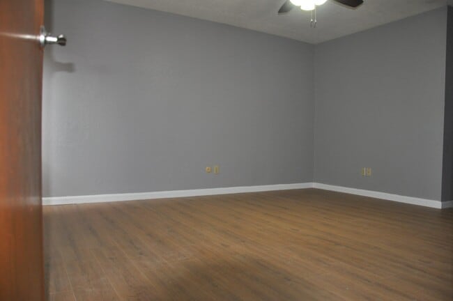 Building Photo - 16454 Hickory Knoll Dr