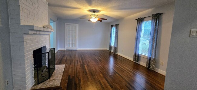 Building Photo - 3 BED 1.5 BATH HOME NEAR TCU!