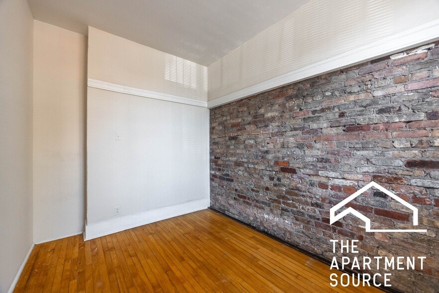 Building Photo - 947 W Cornelia Ave