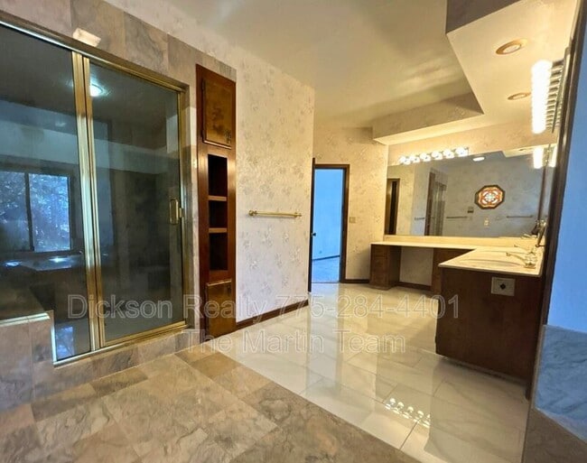 Building Photo - 2795 W Lake Ridge Shores