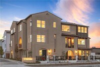 Building Photo - Bright & Upgraded 2 bedroom Anaheim Townhome in Prime Location!
