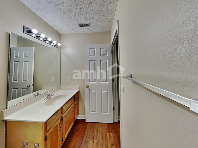 Building Photo - 9 Finch Ct