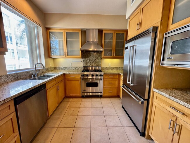 Building Photo - Luxury condo minutes from the beach...