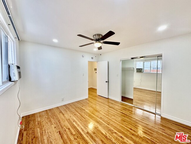 Building Photo - 1108 S Sherbourne Dr