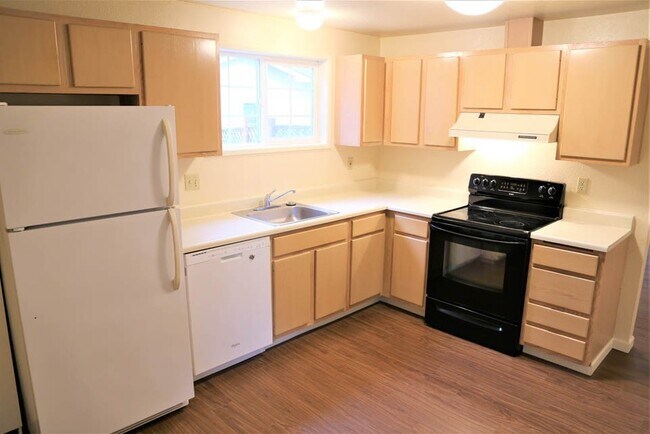 Building Photo - 3 Bed 2 Bath Home with Huge Fenced Yard/ Air Conditioning/ Solar Power