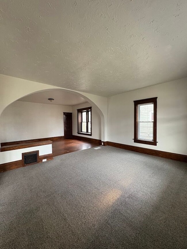 Building Photo - Large 4 bedrooms 2 full bathroom home for rent